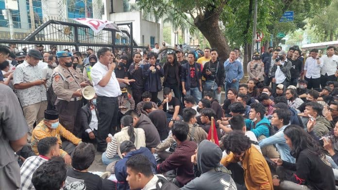 di_depan_mahasiswa_sejumlah_anggota_dprd_sumut_janji_ikut_tolak_kenaikan_bbm