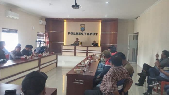 di_hadapan_wartawan_kapolres_taput_janji_bumi_hanguskan_perjudian