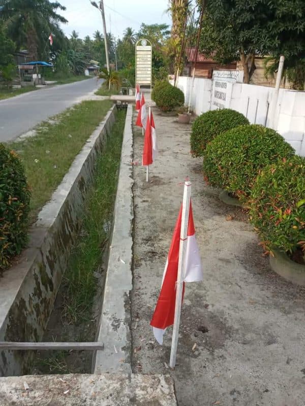 di_kantor_camat_silau_laut_asahan_bendera_merah_putih_dipasang_hampir_menyentuh_tanah