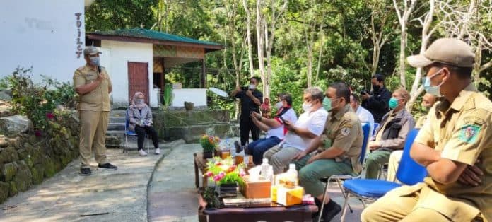 di_obyek_wisata_monkey_forest_sibaganding_dibangun_musholla_megah