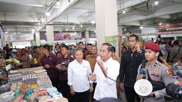 di_pasar_delimas_lubuk_pakam_jokowi_pamit_akan_akhiri_tugas_sebagai_presiden