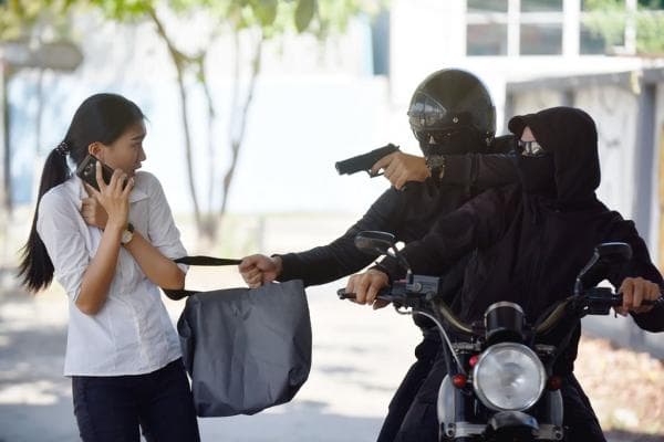 di_tembung_wanita_dirampok_hingga_terjatuh_dari_betor