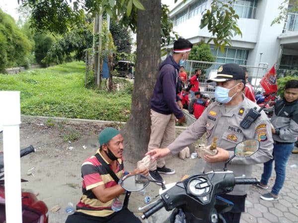 di_tengah_aksi_tolak_omnibus_law_poldasu_bagikan_air_mineral_dan_masker_pada_pendemo