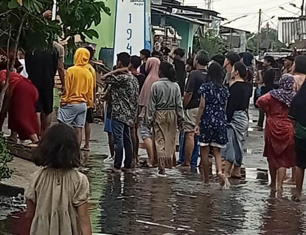 di_tengah_banjir_rob_warga_belawan_perang_saudara
