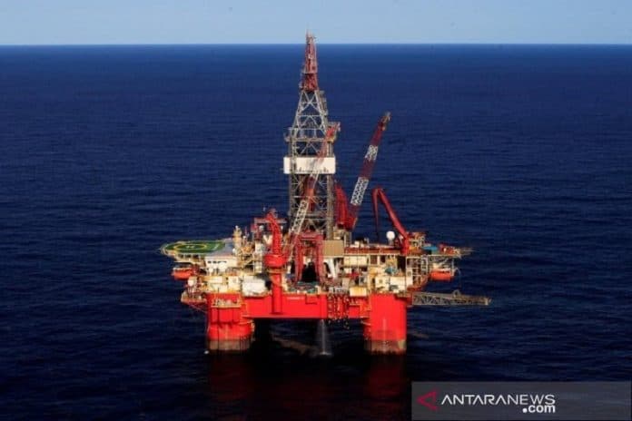 di_tengah_kekhawatiran_permintaan_global_harga_minyak_turun