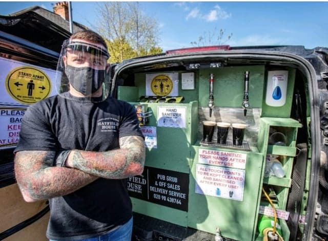 di_tengah_pandemi_covid_19_truk_dijadikan_pub_keliling_layani_peminum_bir