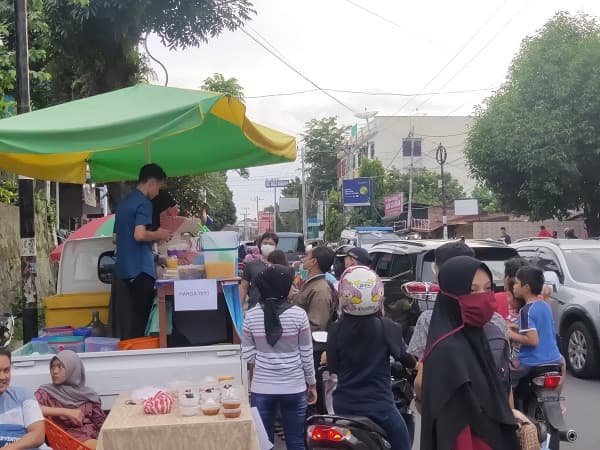di_tengah_pendemi_covid_19_pedagang_takjil_masih_ramai_pembeli