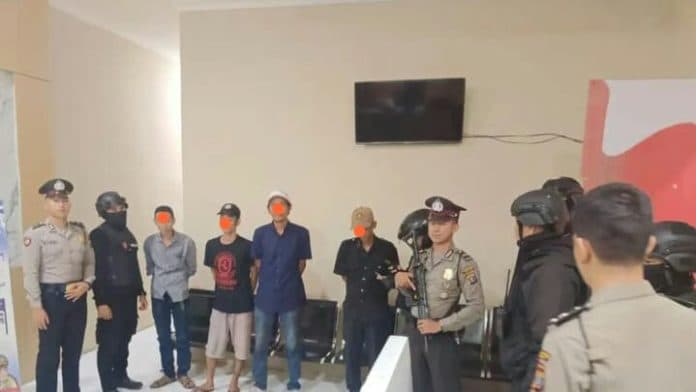 diamankan_usai_pesta_narkoba_identitas_keempat_warga_belum_diungkap_polisi