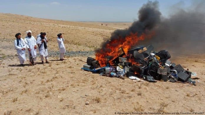 dianggap_membawa_kesesatan_taliban_bakar_alat_musik_di_afghanistan