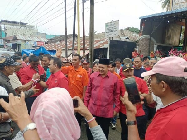 diantar_ribuan_warga_pasangan_masinton_mahmud_kembali_mendaftar_ke_kpu_tapteng