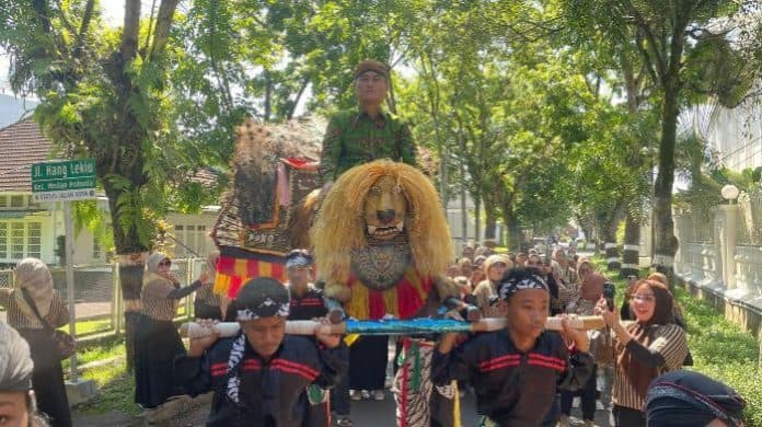 diarak_reog_ponorogo_adi_saputra_kembalikan_berkas_balon_wakil_gubernur_sumut_ke_dpd_gerindra