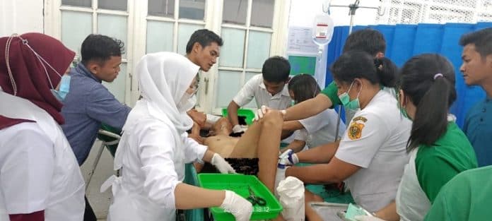 dibacoki_seorang_pemuda_dan_ibu_rumah_tangga_kritis_di_ugd_rsud_sidikalang