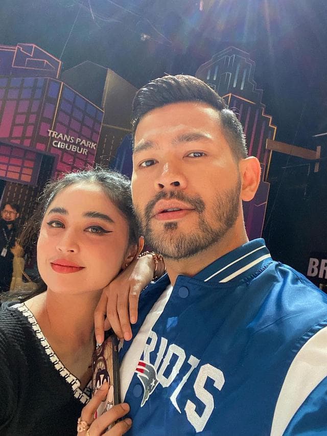 diberi_cincin_dewi_perssik_dilamar_rian_ibram