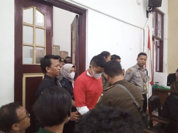 didakwa_dengan_pasal_penganiayaan_berat_dan_perusakan_barang_aditiya_hasibuan_hanya_dituntut_15_tahun_penjara