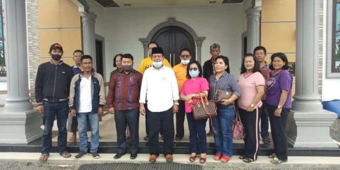 didampingi_istri_radiapoh_hasiholan_sinaga_ziarah_makam_orangtua_berdoa_di_gereja_dan_panen_jagung