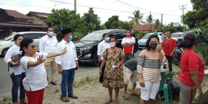 didampingi_keluarga_dan_ketua_dprd_rhs_tinjau_sejumlah_tps_di_simalungun