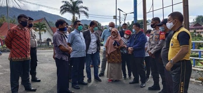 didatangi_deputi_kemenko_kemaritiman_pedagang_souvenir_parapat_mohonkan_hal_ini