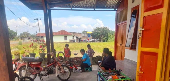 didorong_keterpurukan_ekonomi_usaha_bengkel_sepeda_motor_pasutri_di_tanah_jawa_raih_sukses