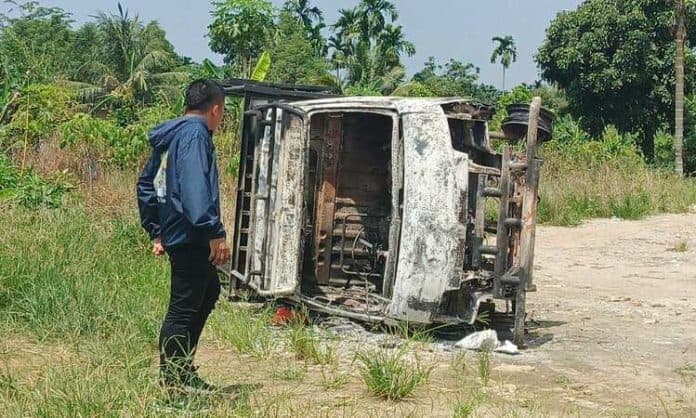diduga_2_anggota_geng_motor_diamankan_warga_selambo_1_mobil_pick_up_dibakar