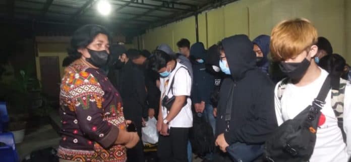 diduga_akan_dipekerjakan_di_lokasi_ilegal_ratusan_pmi_gagal_berangkat_ke_kamboja