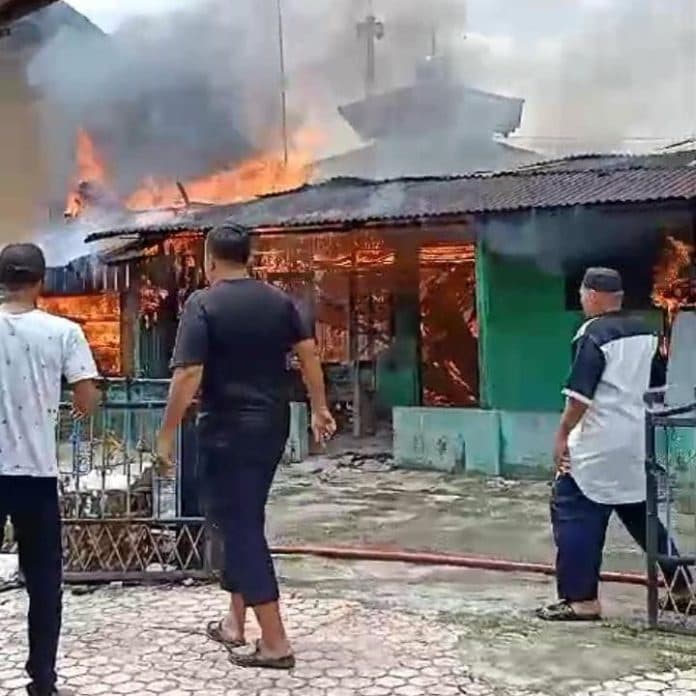 diduga_akibat_arus_pendek_satu_rumah_semi_permanen_ludes_terbakar