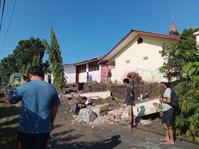diduga_akibat_hujan_deras_tembok_sdn_122371_tumbang