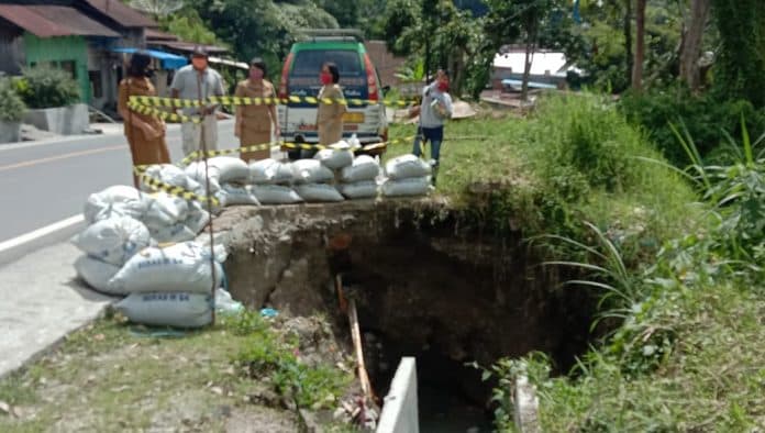 diduga_asal_jadi_camat_girsang_sipangan_bolon_tinjau_proyek_pemprovsu