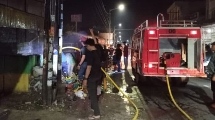 diduga_dilakukan_sekelompok_pemuda_kobaran_api_di_jalan_ade_irma_siantar_bikin_panik_warga
