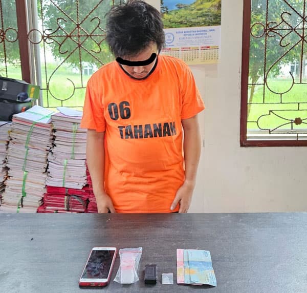 diduga_edarkan_sabu_akong_ditangkap_dari_cafe_santuy_sinaksak