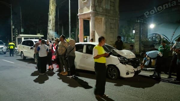 diduga_gegara_kejar_bandar_narkoba_8_mobil_tabrakan_beruntun