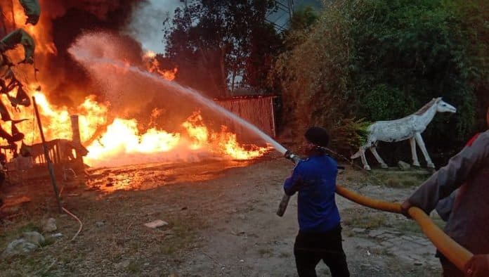 diduga_gudang_penyimpanan_penimbunan_bbm_di_sitinjo_dairi_hangus_terbakar