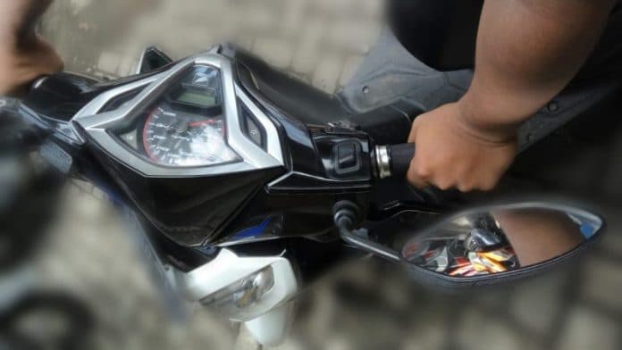 diduga_hendak_bawa_kabur_sepeda_motor_warga_oknum_polisi_dikabarkan_bonyok