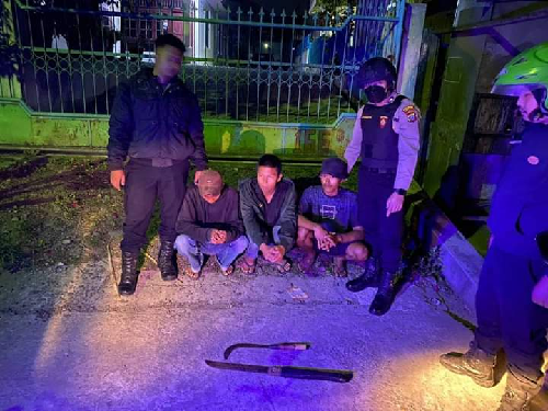 diduga_hendak_tawuran_3_pemuda_bersajam_diamankan_polres_karo