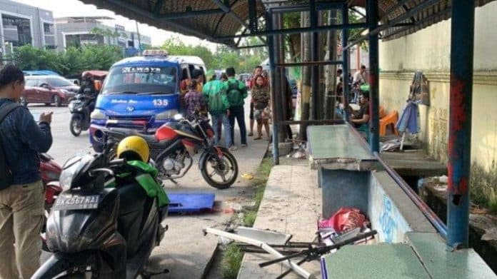 diduga_hilang_kendali_angkot_135_medan_seruduk_penjual_paket_dan_motor_ojol