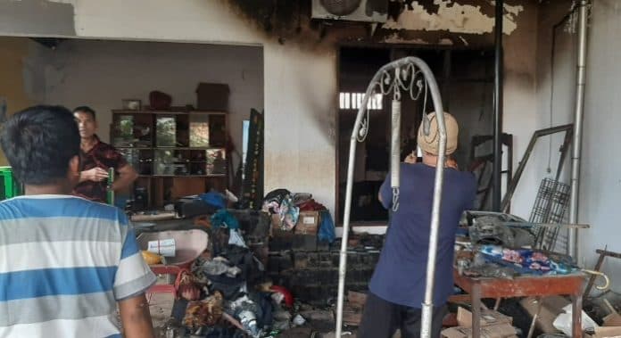 diduga_karena_rokok_rumah_duel_ginting_terbakar_minggu_dini_hari