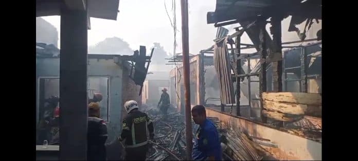 diduga_korslet_9_rumah_padat_penduduk_di_pulo_brayan_kota_terbakar