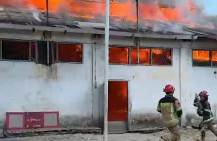 diduga_korslet_gudang_ekspedisi_di_medan_terbakar