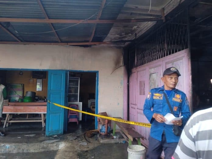 diduga_korslet_warung_pedagang_bakso_di_deli_serdang_terbakar