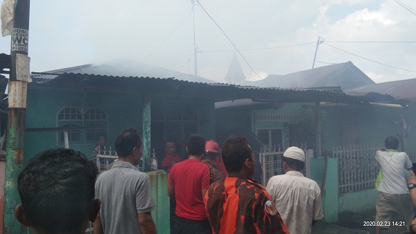 diduga_korsleting_2_rumah_jalan_mamiyai_medan_terbakar