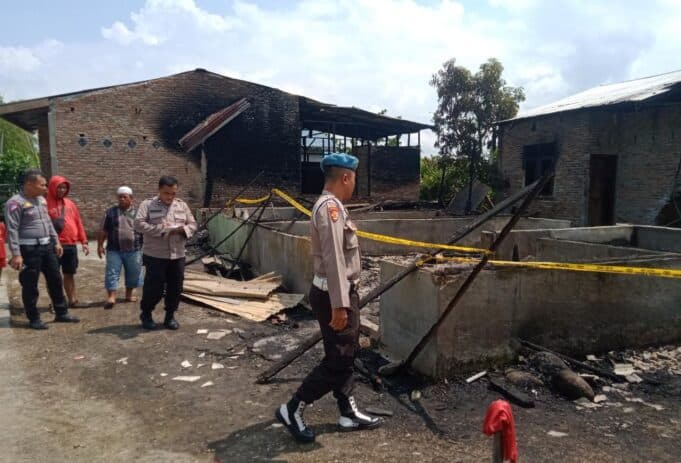 diduga_korsleting_dua_unit_rumah_warga_hamparan_perak_musnah_terbakar