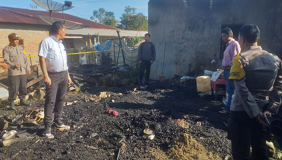 diduga_korsleting_listrik_1_unit_rumah_terbakar_di_dairi