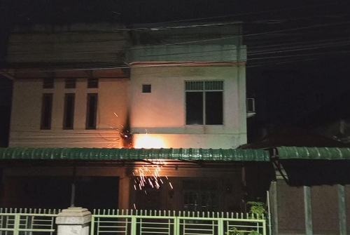 diduga_korsleting_listrik_2_unit_rumah_nyaris_terbakar_di_jalan_jawa_siantar