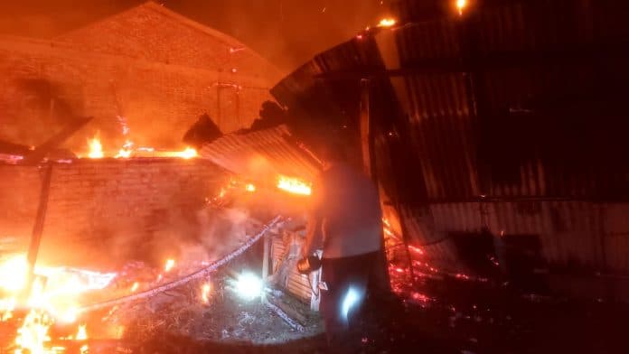 diduga_korsleting_listrik_3_rumah_di_serbelawan_terbakar