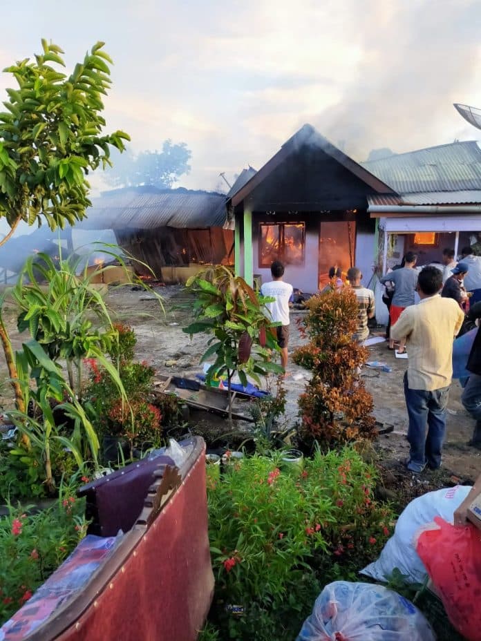diduga_korsleting_listrik_7_unit_rumah_di_nagori_tongah_hangus_terbakar