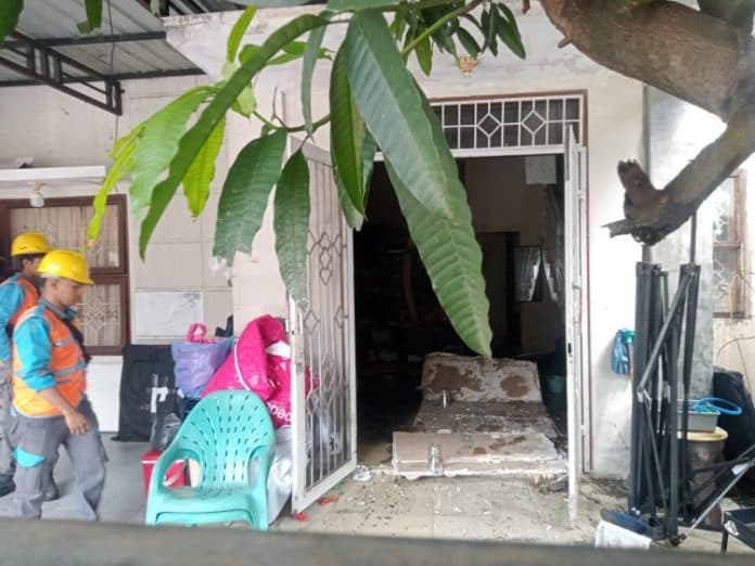 diduga_korsleting_listrik_rumah_dua_lantai_di_tanjung_sari_gosong