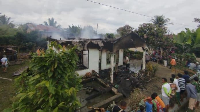 diduga_korsleting_listrik_satu_rumah_di_nagori_bahalgajah_terbakar