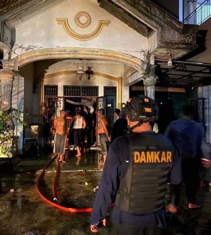 diduga_korsleting_listrik_satu_rumah_nyaris_ludes_terbakar