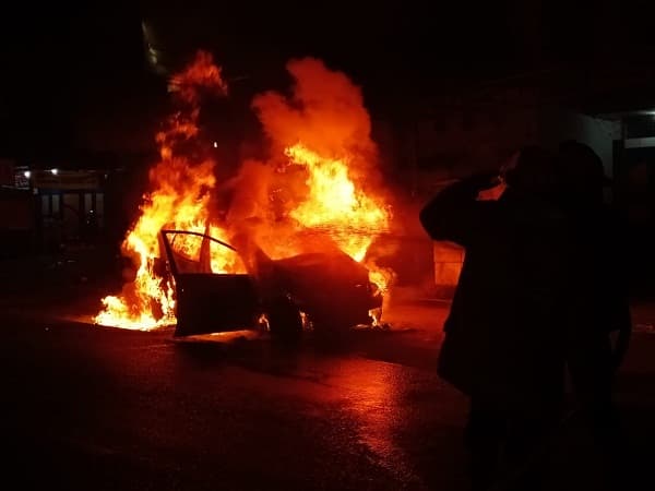 diduga_korsleting_mobil_ketua_bkprmi_batu_bara_hangus_terbakar