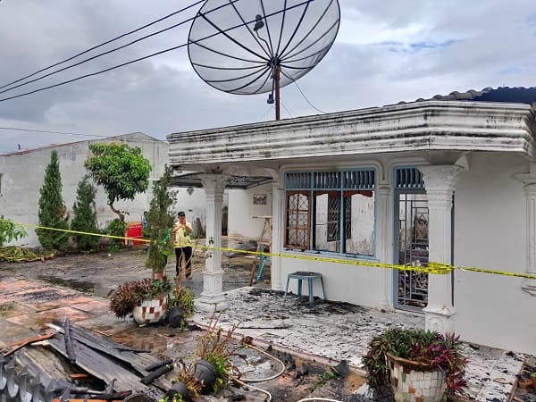 diduga_korsleting_rumah_maurit_siahaan_habis_dilalap_api