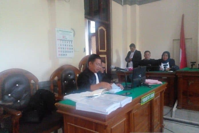 diduga_korupsi_mantan_pj_kades_dan_bendahara_desa_di_nisel_dituntut_6_tahun_penjara